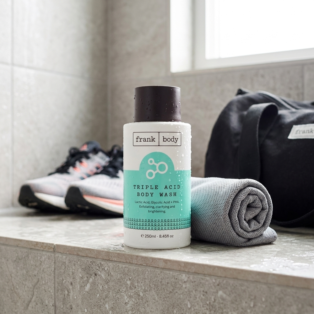 Frank Body Triple Acid Body Wash in der Dusche mit Sporttasche – Pflege gegen Pickel am Rücken