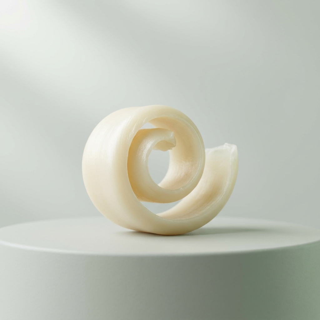 Lanolin (Wollwachs): cremefarbene Wachs-Locke mit seidigem Glanz – Lippenpflege-Wirkstoff im BONSANA Lexikon