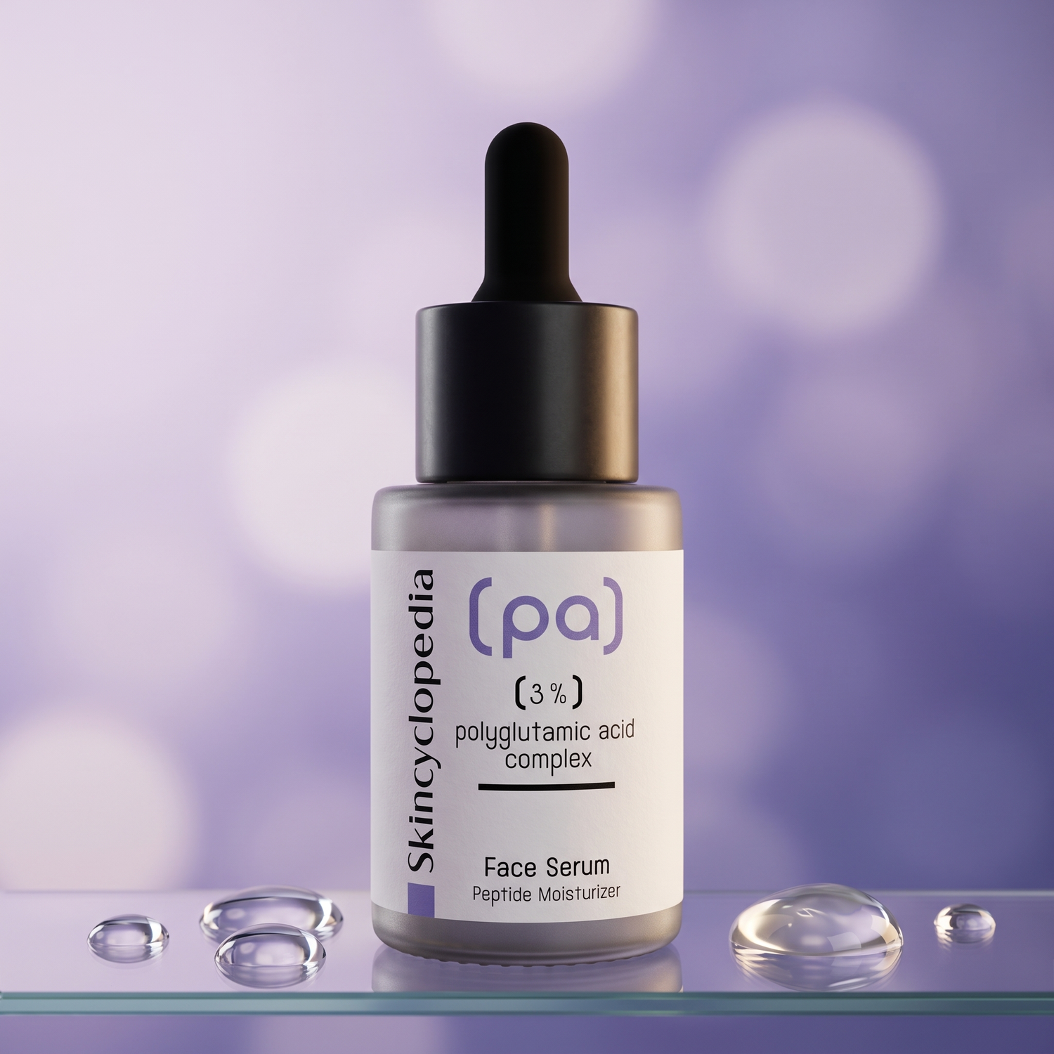 SKINCYCLOPEDIA Polyglutaminsäure Serum 3% auf Glasablage mit Wassertropfen und Gel-Tropfen vor violettem Hintergrund