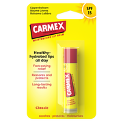 Verpackung eines CARMEX Classic Lippenbalsam Sticks mit SPF 15 auf gelbem Hintergrund. Der Stick ist rot und gelb.