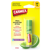 Verpackung eines CARMEX Stick Lime Lippenbalsam mit SPF 15. Der Stick ist gelb mit Limetten-Design und steht vor einer Limettenhälfte.
