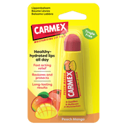 Verpackung einer Tube Carmex Peach Mango Lippenpflege mit Abbildung von Pfirsich und Mango. Der gelbe Hintergrund hebt das Produkt hervor.