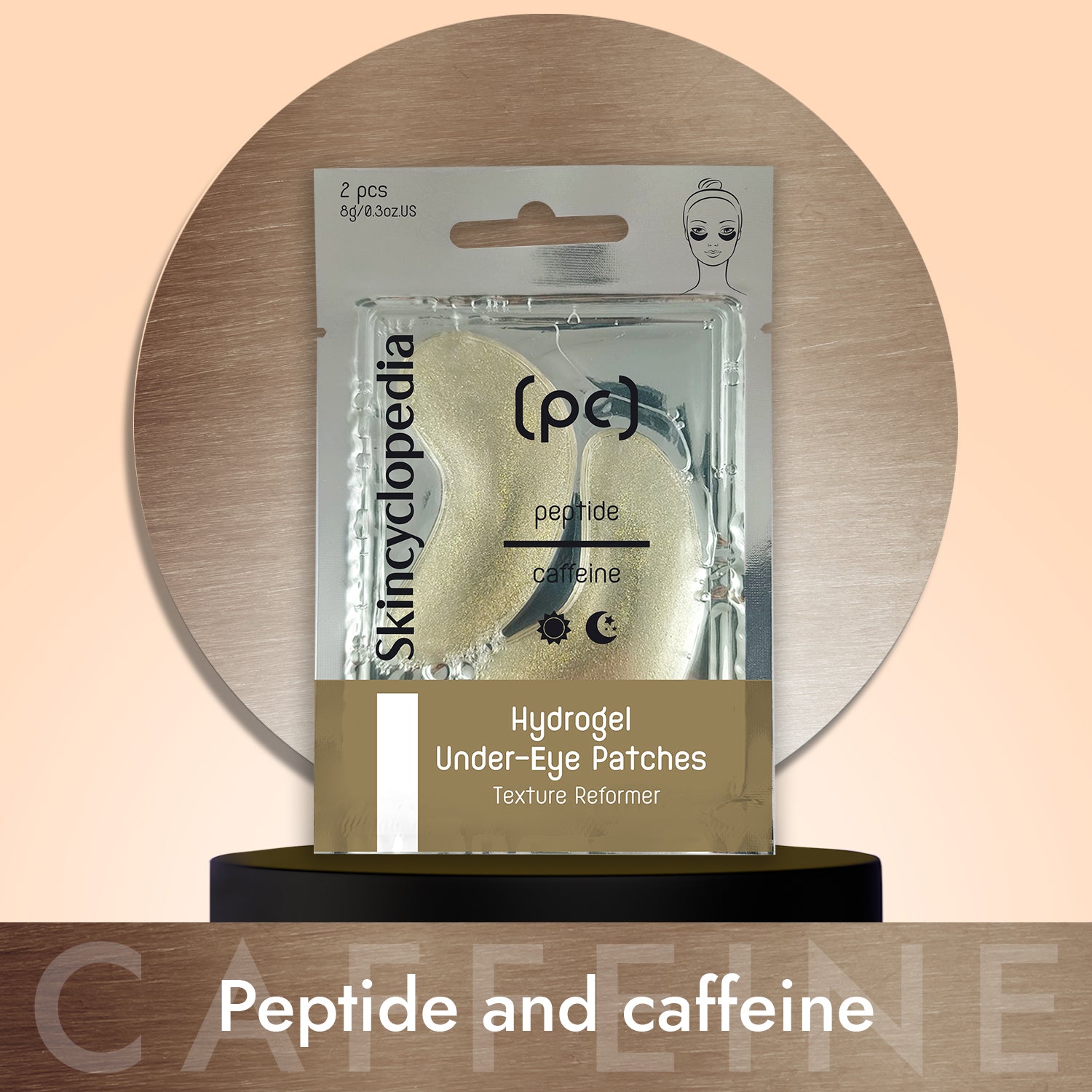 Ein Paket goldener Hydrogel Augenpads mit Peptid und Koffein von Skincyclopedia steht auf einem runden Sockel vor einem runden, hölzernen Hintergrund.