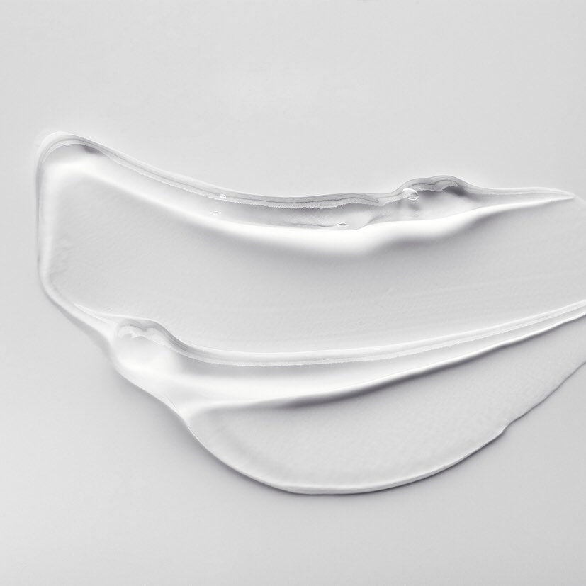 Nahaufnahme einer Textur von klarem Gel-Reiniger. Die Oberfläche ist glatt und reflektierend, ähnlich einer Lotion, mit feinen Linien.