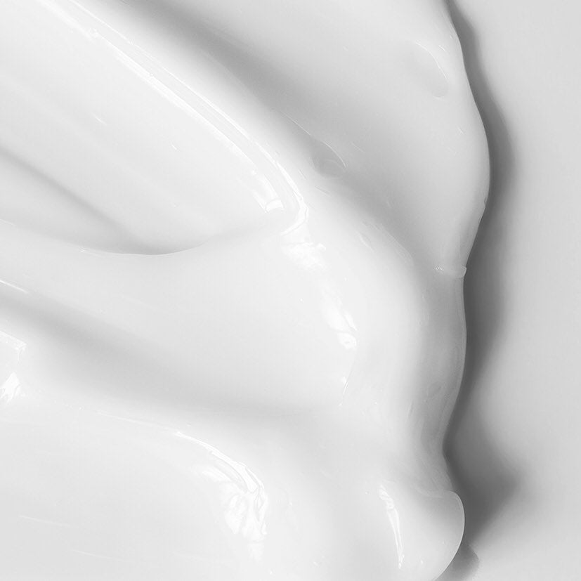 Detailaufnahme der Textur einer weißen, glänzenden Hyaluron Creme.