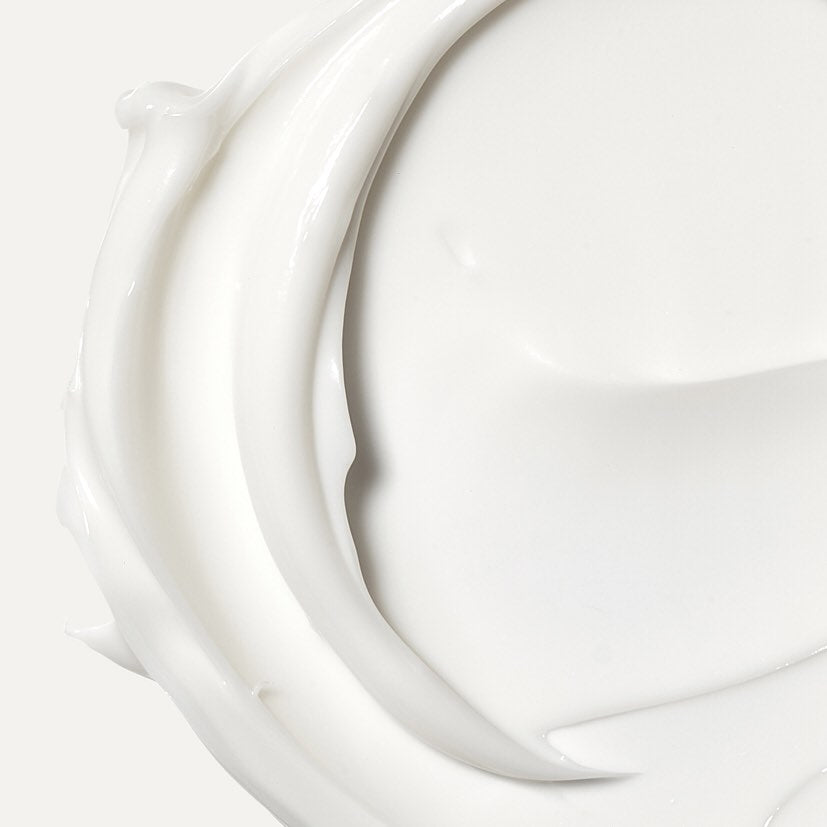 Nahaufnahme einer dicken, weißen Creme. Die Textur deutet auf einen Cica Care Sun Protector hin.