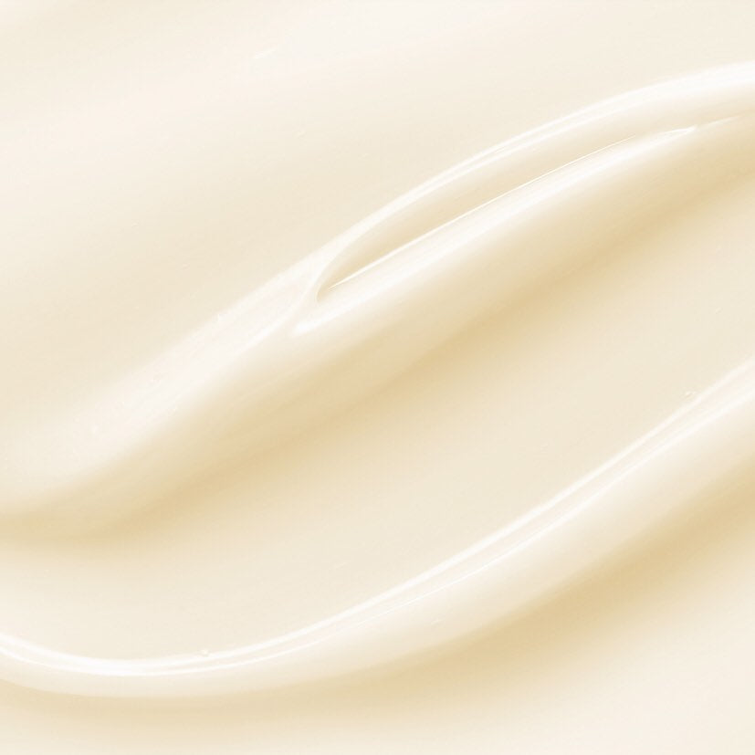 Cremige Textur der HIDEHERE Collagen Sleeping Mask in hellem Beige mit glänzenden Strähnen.