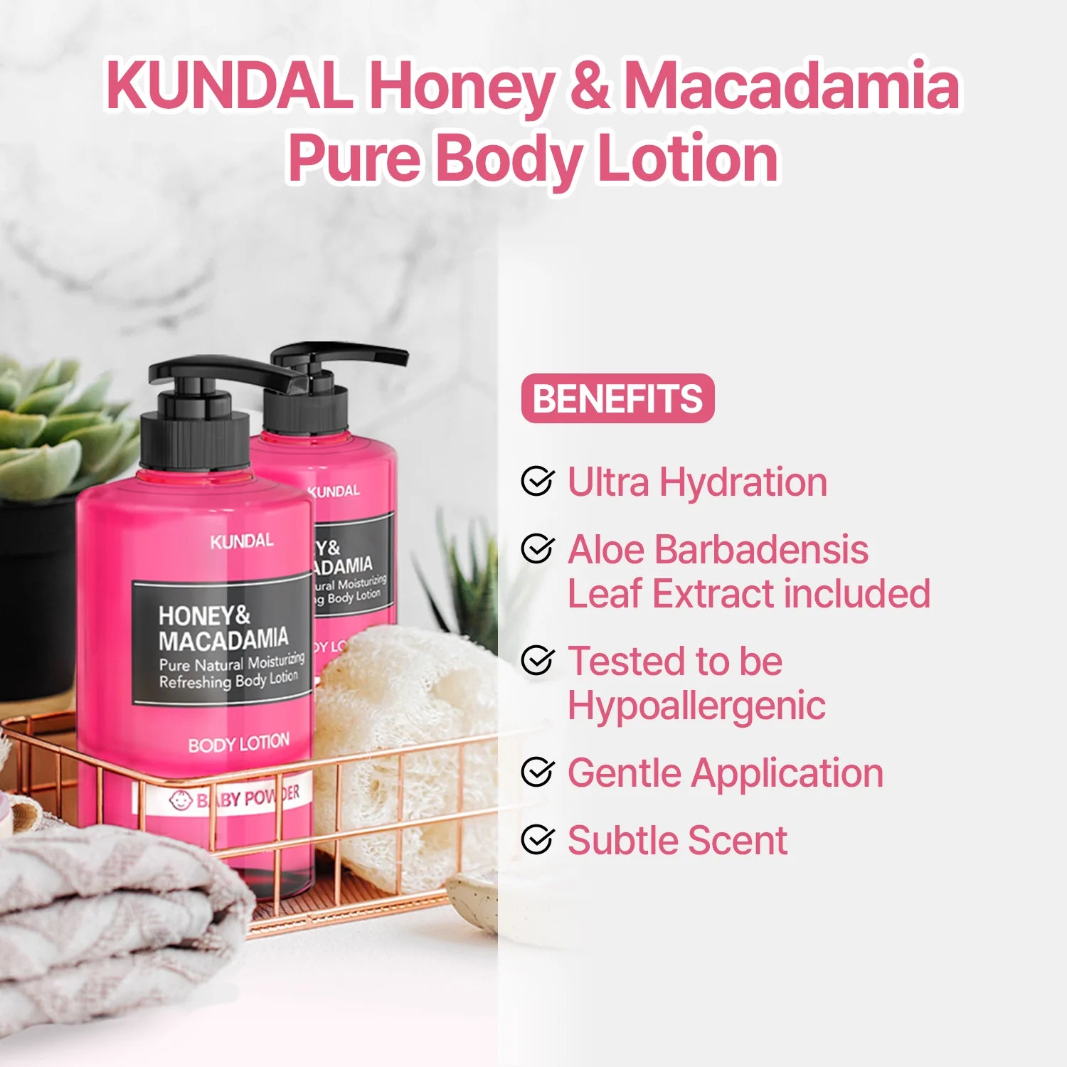 Zwei pinke Flaschen Kundal Bodylotion mit Honig & Macadamia, in einem goldenen Drahtkorb mit Handtuch und Badeschwamm. Benefits Textliste rechts.