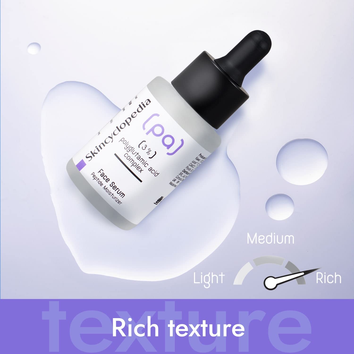 Weißes Serum Fläschchen mit Pipette, SKINCYCLOPEDIA Polyglutaminsäure 3% Serum, daneben ein Tropfen Serum.