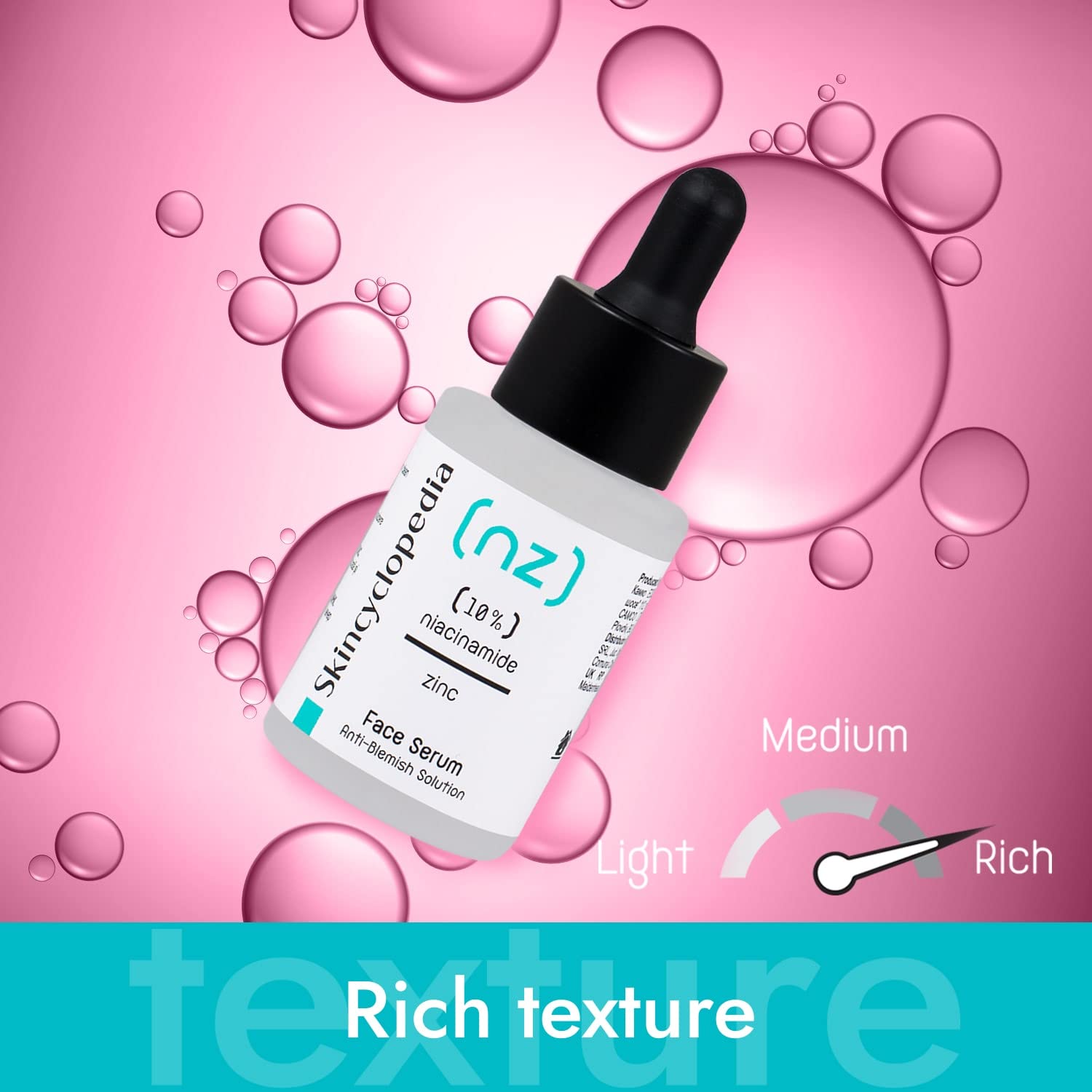 Serumflasche "SKINCYCLOPEDIA Niacinamide 10% + Zink" vor rosa Hintergrund mit Flüssigkeitstropfen. Textur Indikator: Reichhaltig.
