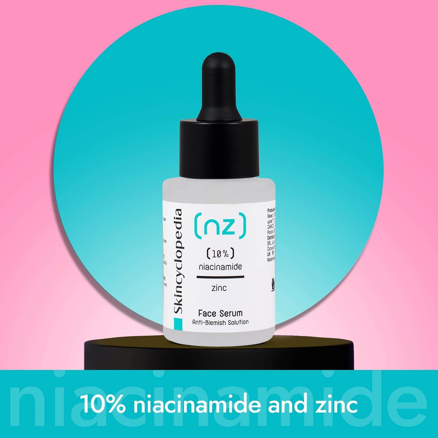Ein Serum mit Niacinamid (10%) und Zink zur Porenverfeinerung. Das Fläschchen hat eine Pipette und steht vor hellblauem Hintergrund.
