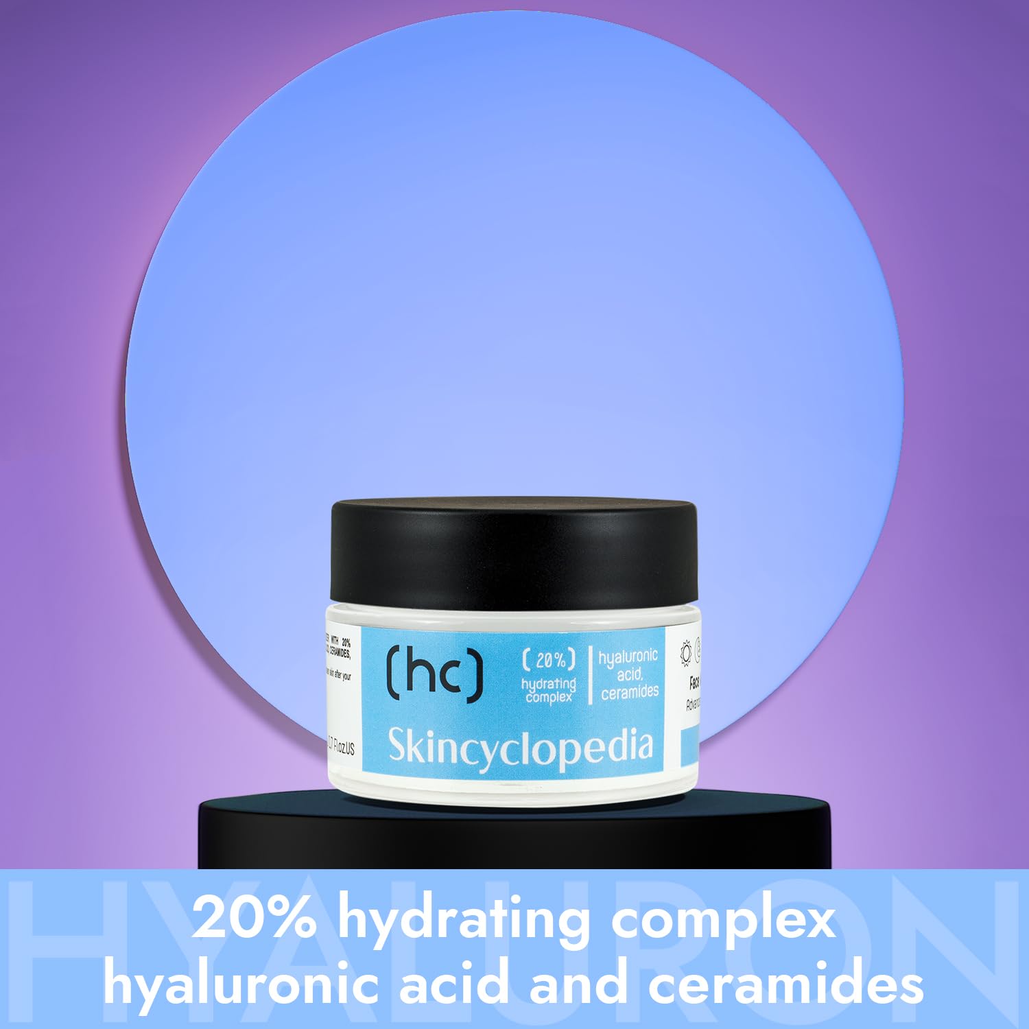 Nahaufnahme der SKINCYCLOPEDIA Feuchtigkeitscreme, mit Fokus auf den 20% Hydrating Complex, Hyaluronsäure und Ceramiden. Auf blauem Hintergrund.