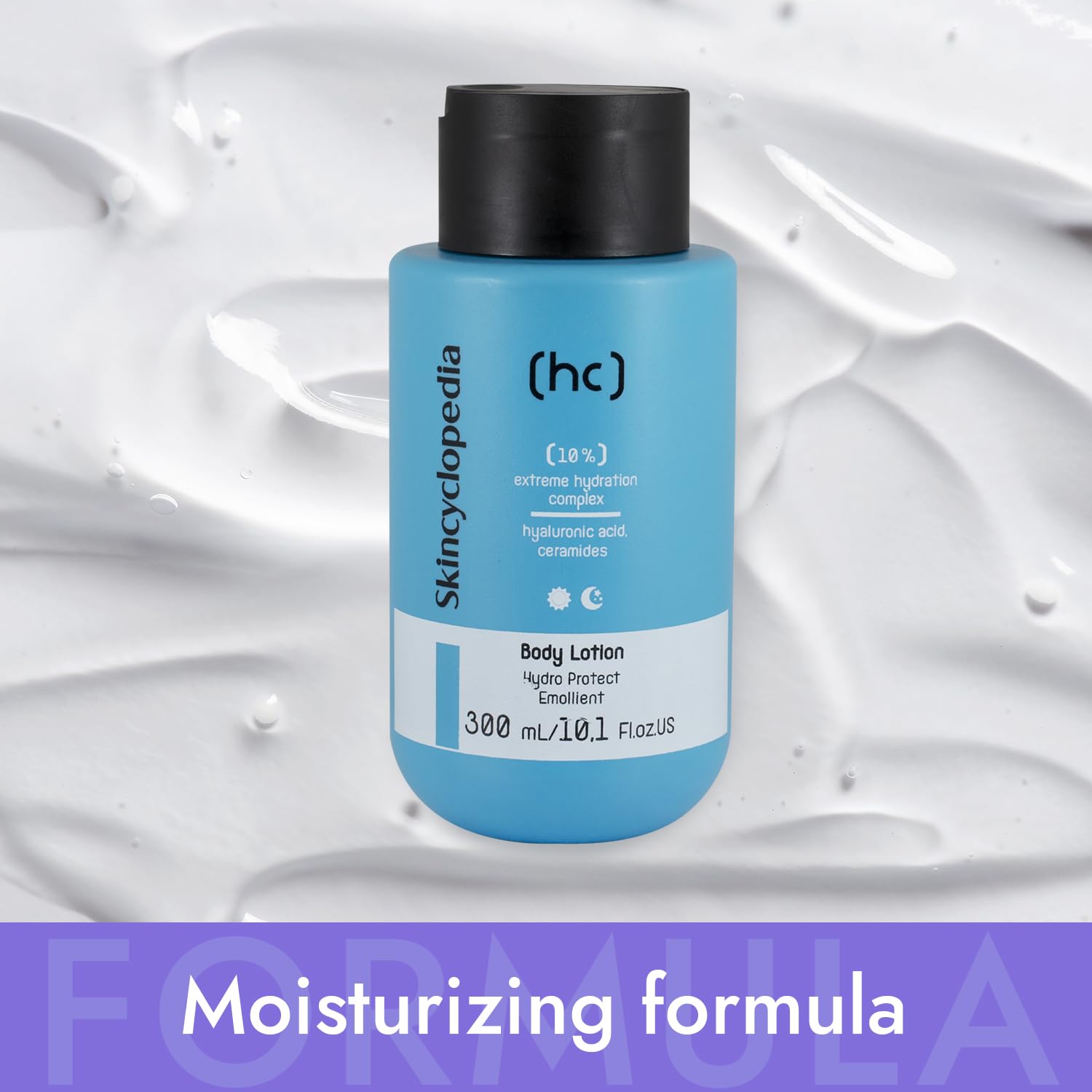Hellblaue SKINCYCLOPEDIA Body Lotion (300ml) mit schwarzem Deckel. Texturen im Hintergrund.