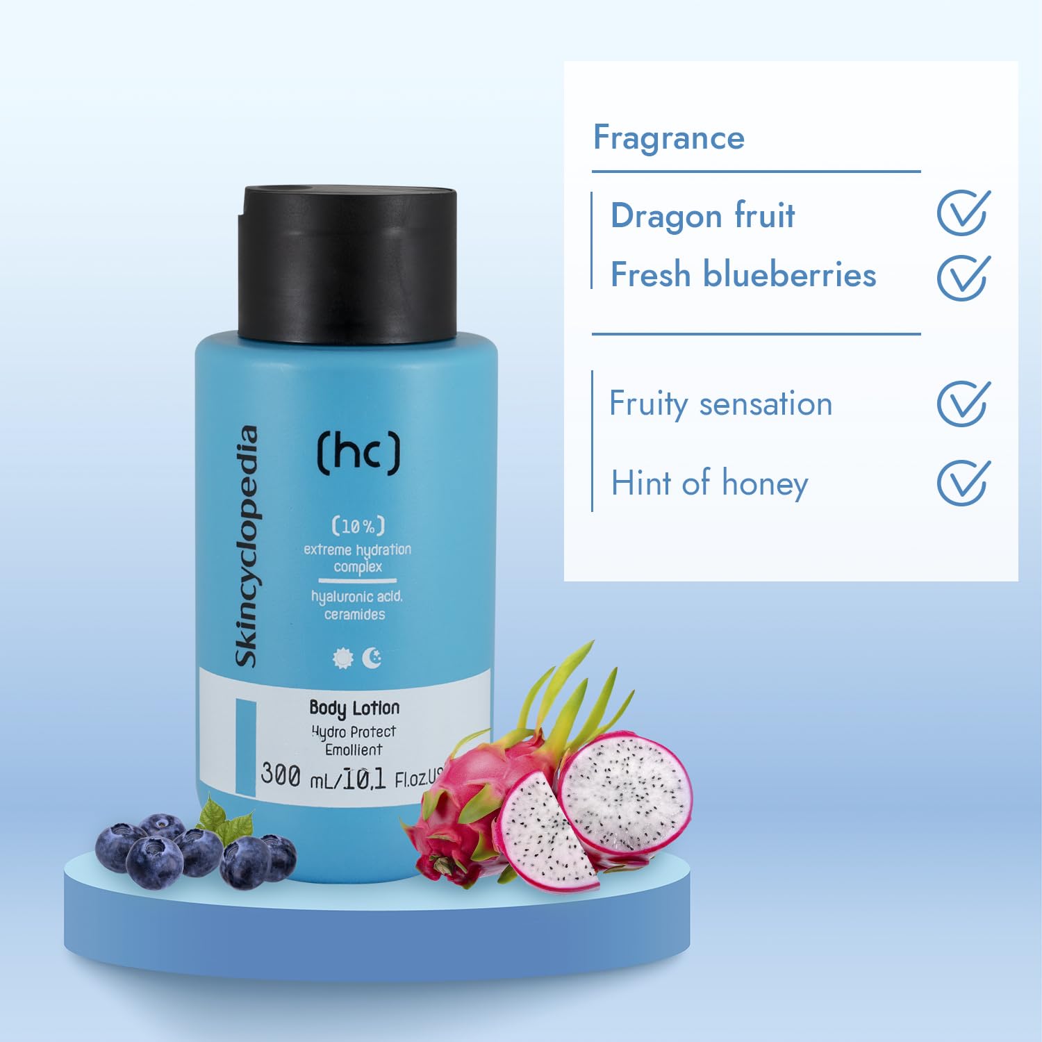 Helle blaue SKINCYCLOPEDIA Body Lotion mit Beeren und Drachenfrucht. Der Duft ist fruchtig: Drachenfrucht, Blaubeeren und ein Hauch Honig.