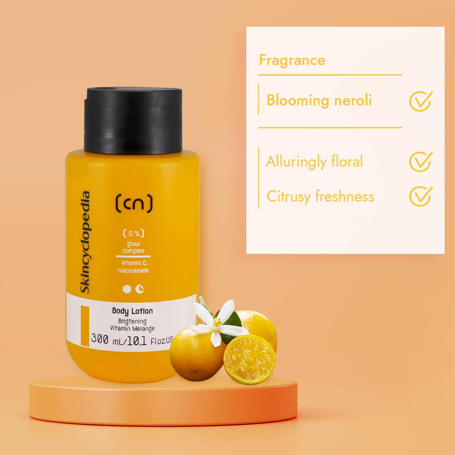 Gelbe Flasche SKINCYCLOPEDIA Glow Body Lotion mit Orangen und Duftnoten-Infografik auf orangefarbenem Hintergrund.
