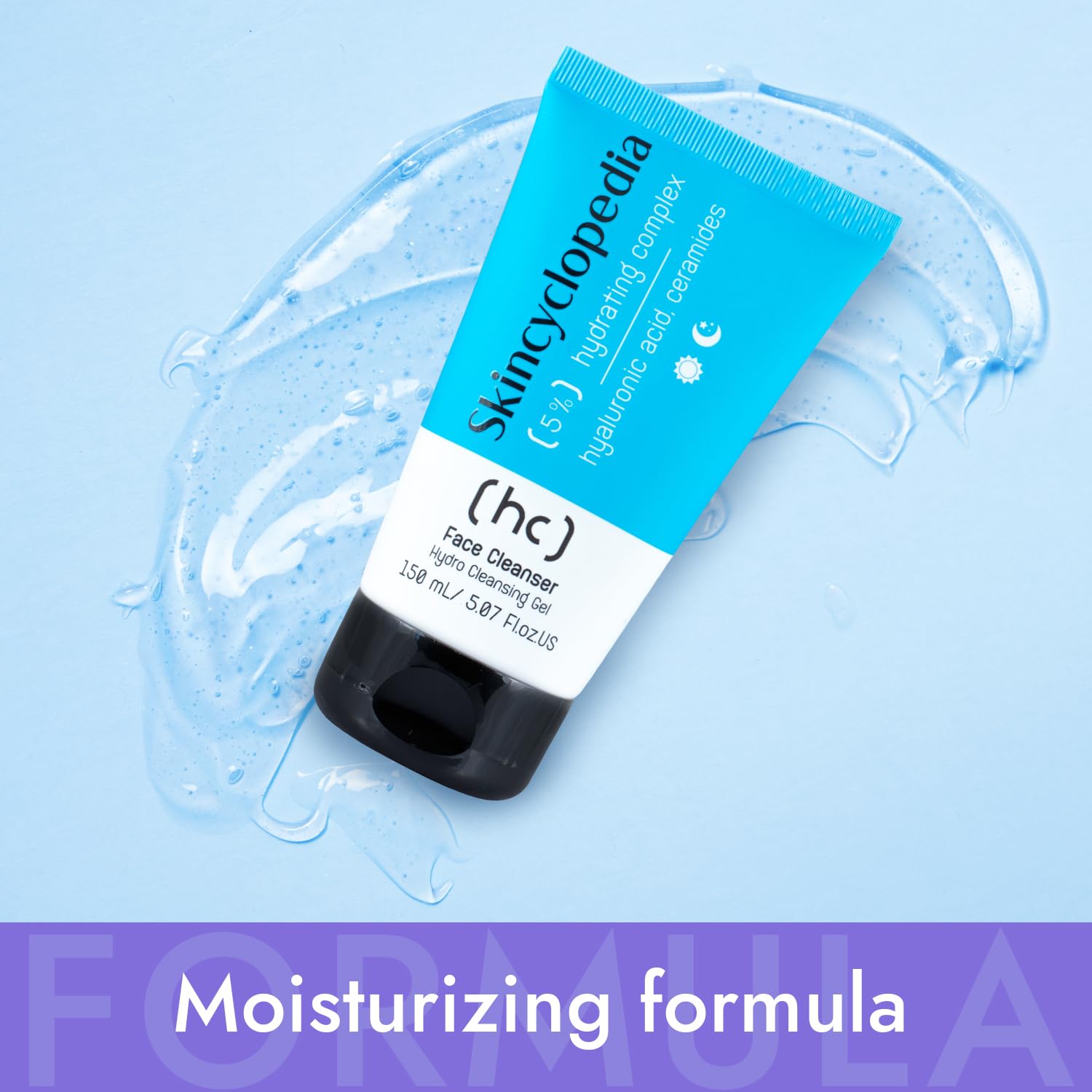 Eine hellblaue Tube Skincyclopedia Gesichtsreiniger liegt auf einer transparenten Gel-ähnlichen Substanz vor hellblauem Hintergrund.