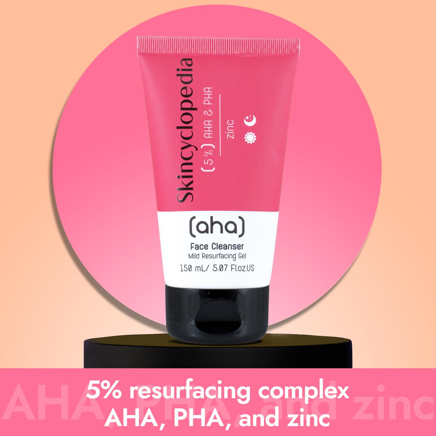 Rosa Tube SKINCYCLOPEDIA AHA/PHA Gesichtsreiniger auf Podest vor rosa Kreis. Texturen im Hintergrund. Klärendes, peelendes Gel für reine, glatte Haut.