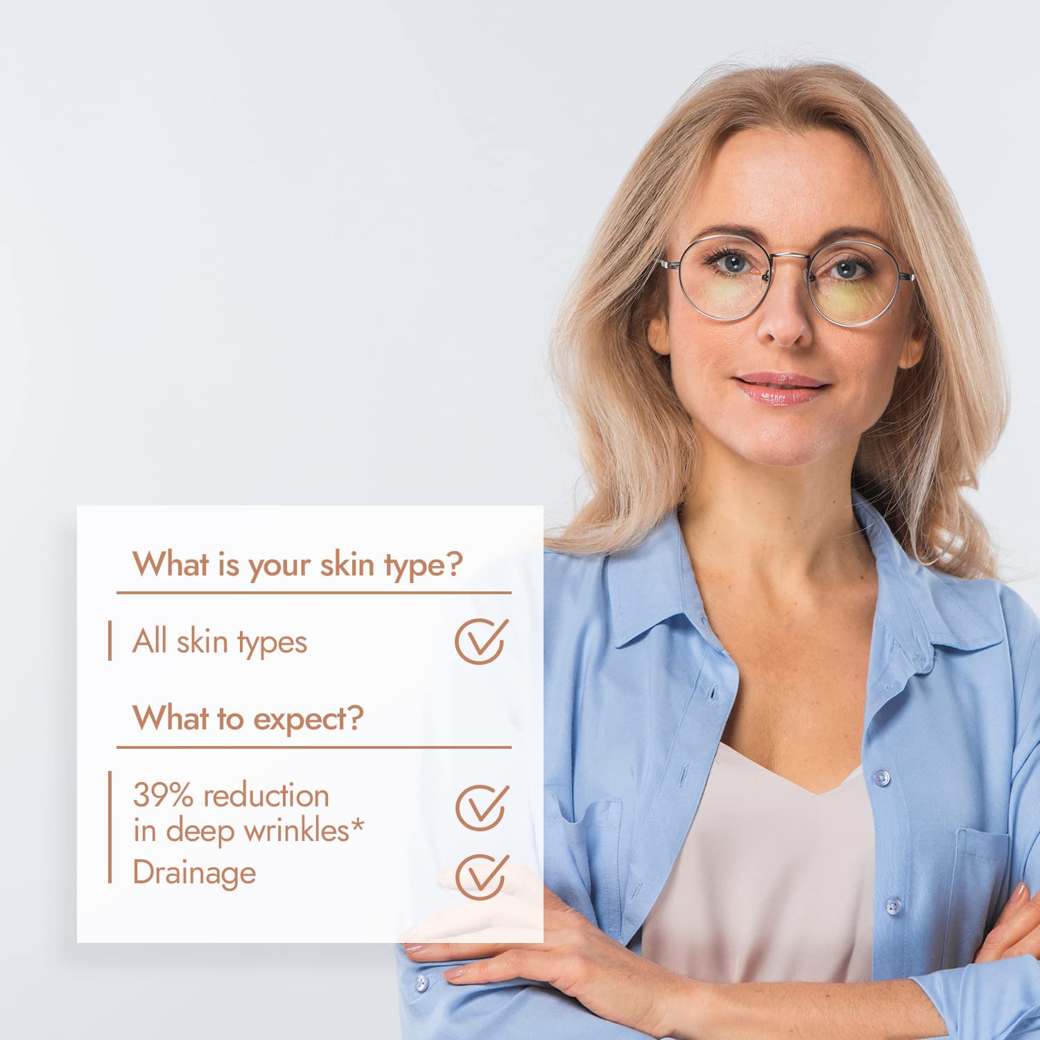 Mulher com óculos ao lado da caixa informativa sobre o creme para os olhos SKINCYCLOPEDIA: Adequado para todos os tipos de pele, contra rugas profundas