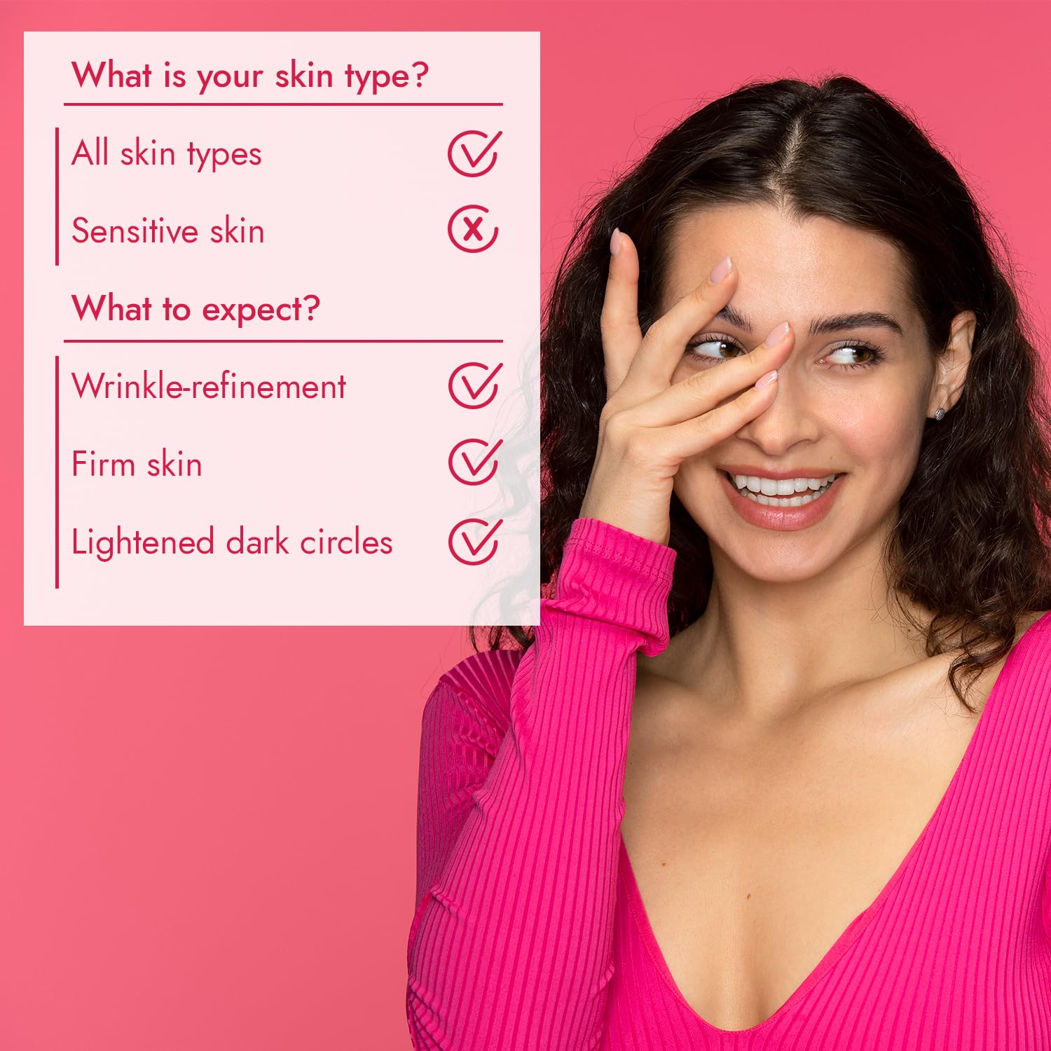 Mulher sorridente olha por entre os dedos, ao lado das vantagens do SKINCYCLOPEDIA Retinol Roll-Ons para a zona dos olhos