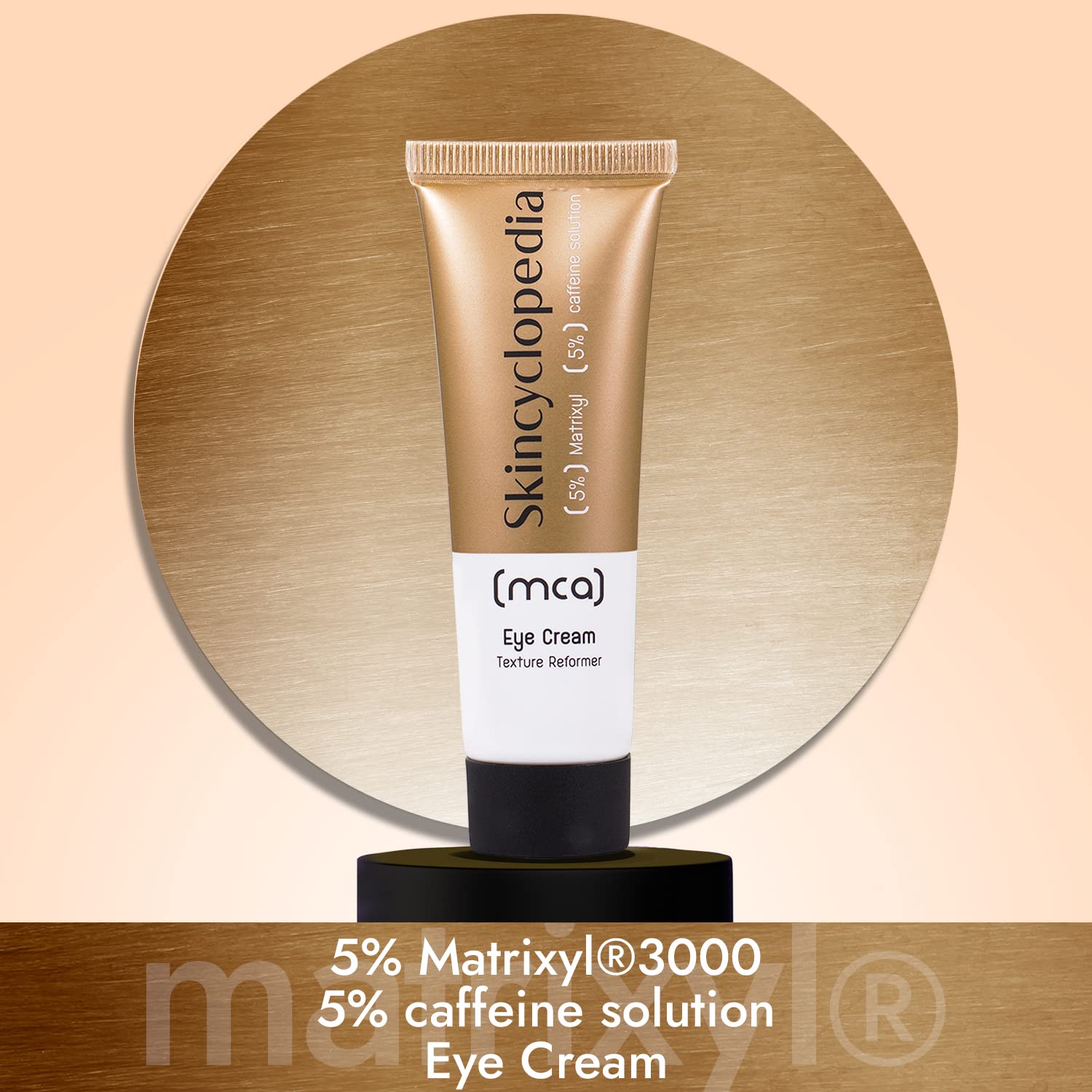 SKINCYCLOPEDIA: Creme para os olhos num tubo branco e dourado, sobre um suporte preto, em frente a um fundo circular dourado