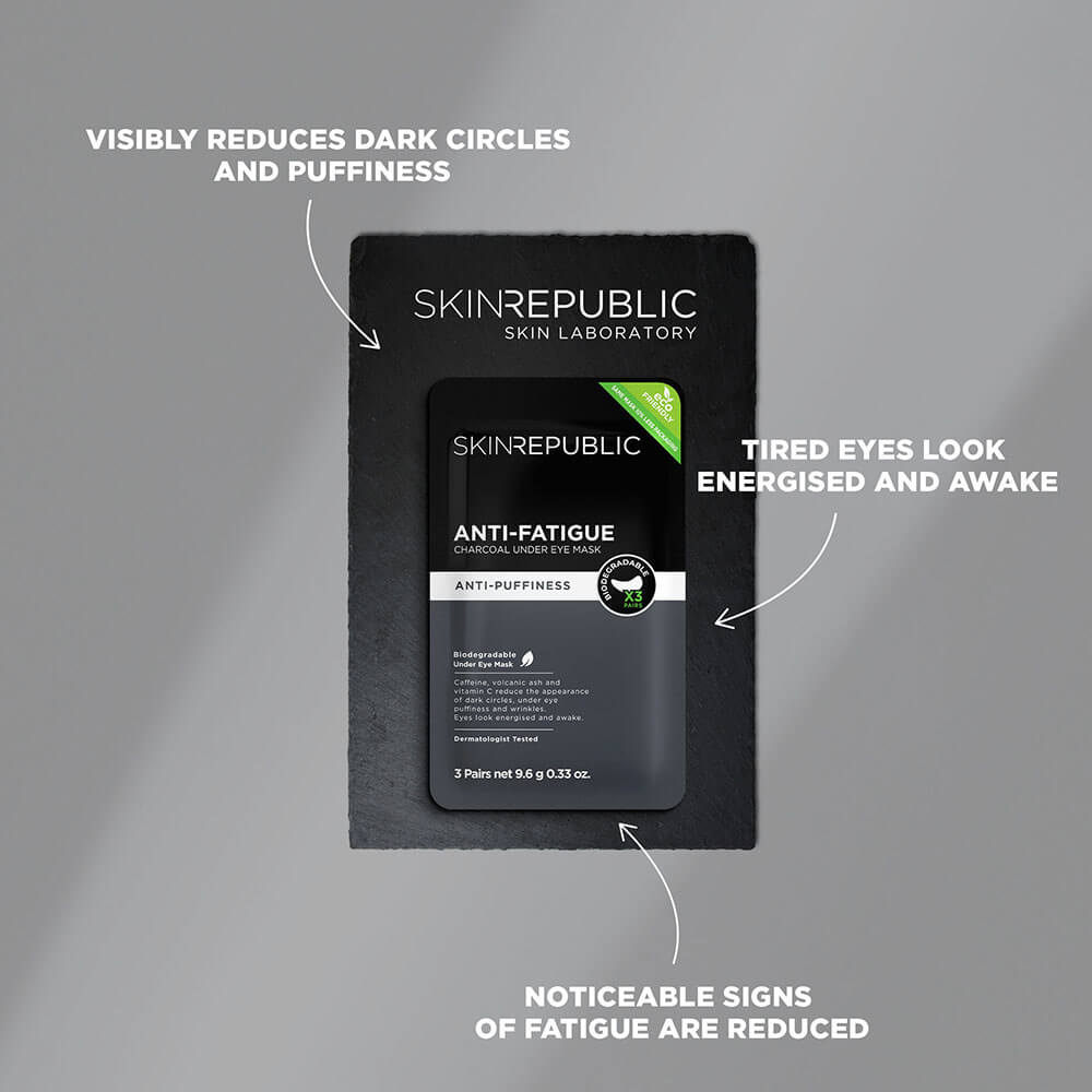 Skin Republic Anti-Müdigkeits-Holzkohlemaske für die Augen auf dunkelgrauem Schiefergrund. Reduziert dunkle Augenringe und Schwellungen für wache Augen und mindert Müdigkeitserscheinungen. Die Maske ist biologisch abbaubar.