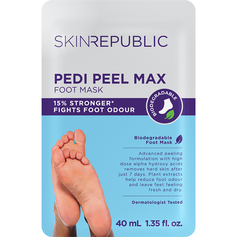 Eine Packung Skin Republic Pedi Peel Max Fußmaske in Blau und Weiß mit einer Abbildung von Füßen. Der Text hebt die biologisch abbaubare Formel, die geruchshemmenden Eigenschaften und die Verwendung von Alpha-Hydroxysäuren für das Peeling hervor.

