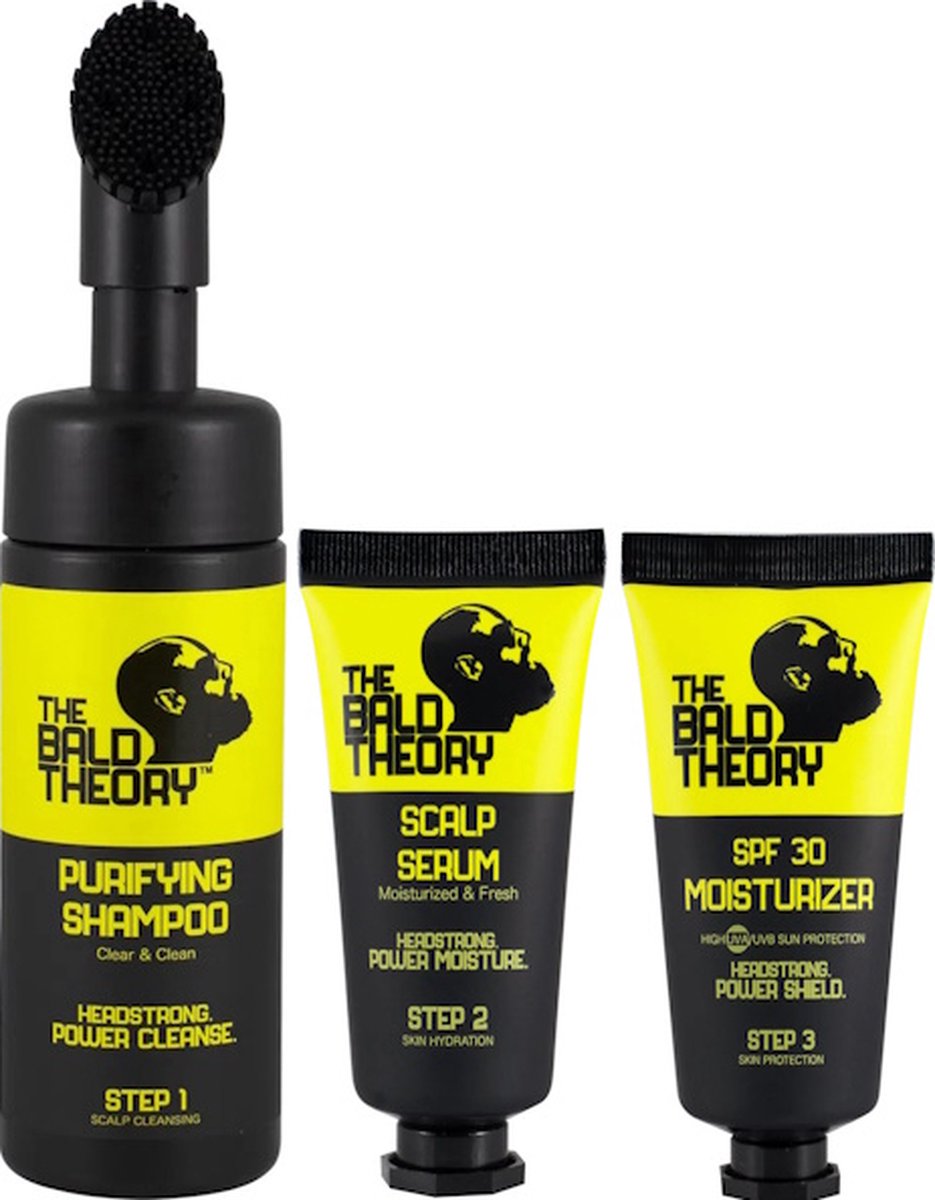 Drei schwarz-gelbe Flaschen und Tuben mit Hautpflegeprodukten von "The Bald Theory", die mit "Purifying Shampoo", "Scalp Serum" und "SPF 30 Moisturizer" gekennzeichnet sind.
