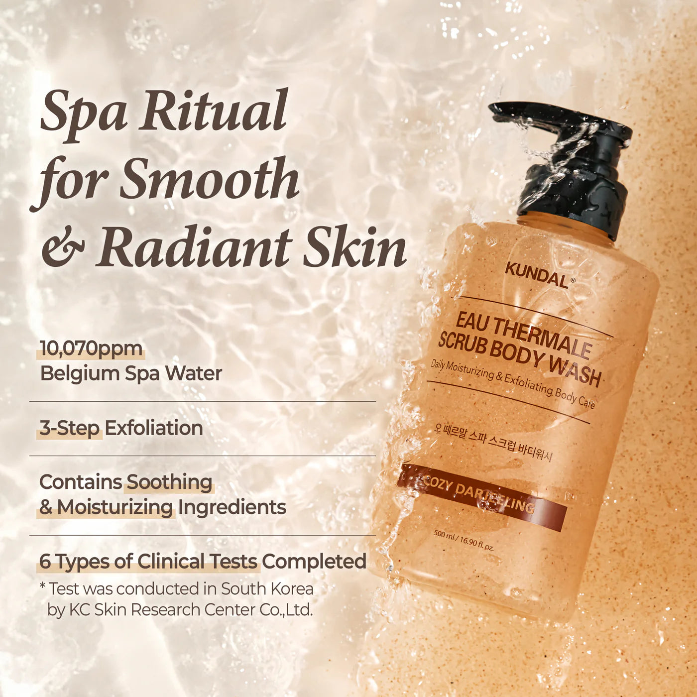 Ein Produktbild zeigt eine Flasche Körperpeeling vor einem Hintergrund, der Wasser simuliert. Text wirbt mit Spa-Ritual für glatte, strahlende Haut.