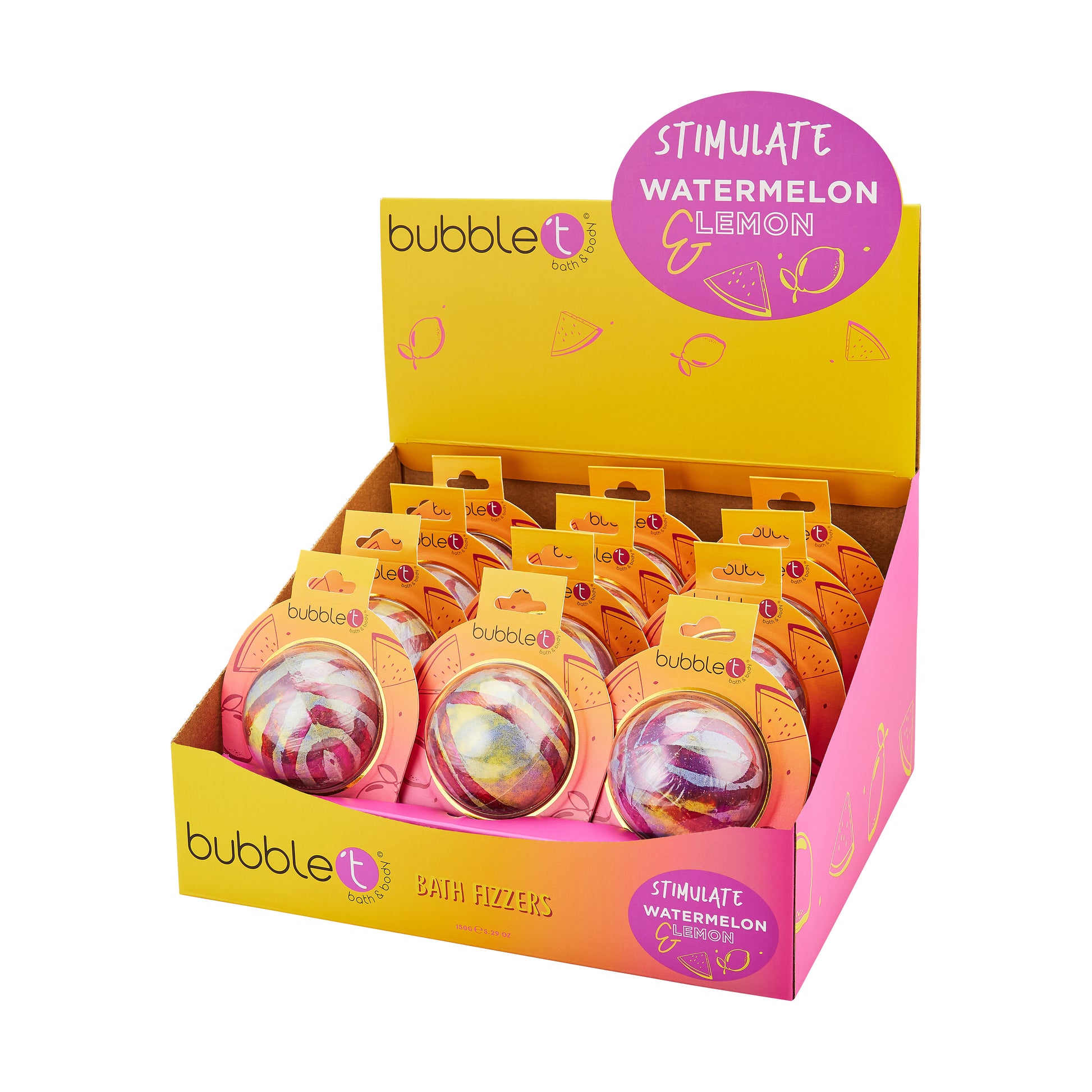 Ein gelber und rosafarbener Displaykarton, gefüllt mit "Bubble T Bath Fizzers", nach Wassermelone und Zitrone duftenden Badebomben in einer gemusterten Verpackung. Die Schachtel ist mit Branding und Geschmackstext versehen.