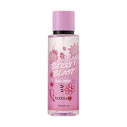 Eine Flasche "Berry Blast" Körpernebel mit rosa Kappe und rosa Akzenten. Er zeigt Erdbeer- und Blumendesigns. Auf dem Etikett steht "Bubblet".