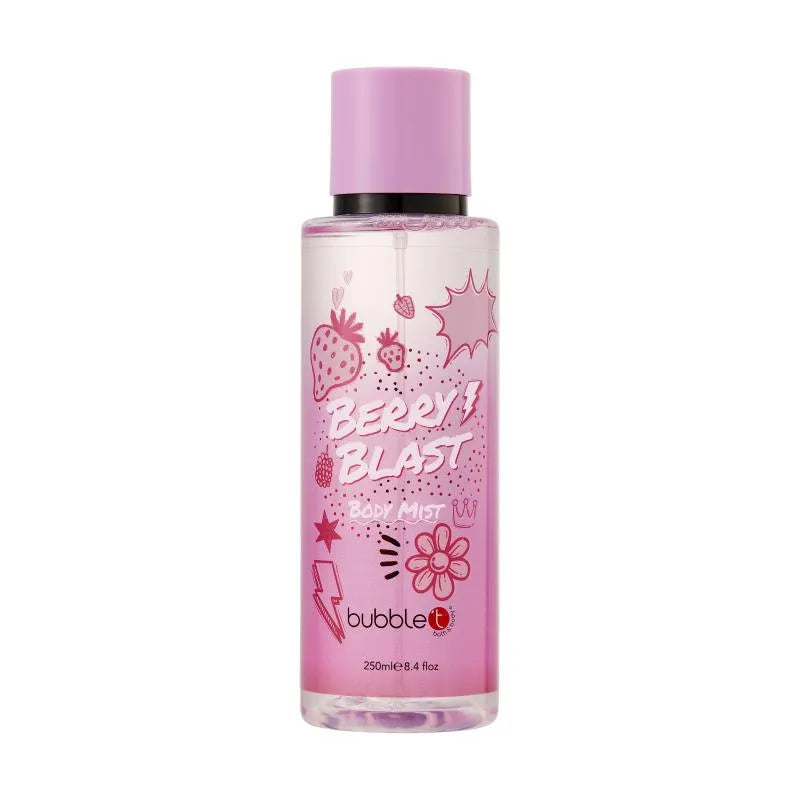 Eine Flasche "Berry Blast" Körpernebel mit rosa Kappe und rosa Akzenten. Er zeigt Erdbeer- und Blumendesigns. Auf dem Etikett steht "Bubblet".