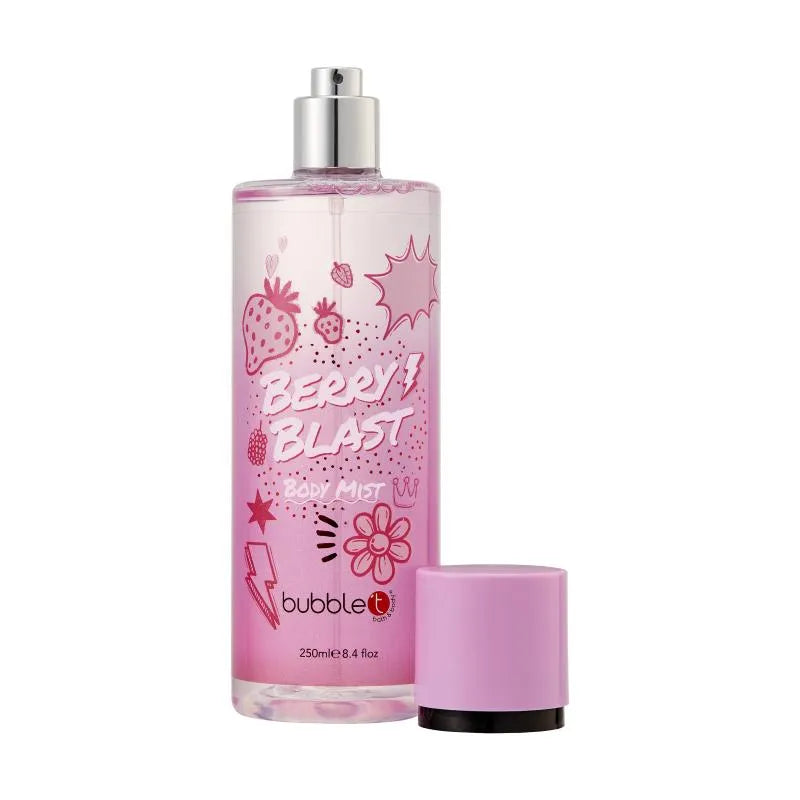 Eine Flasche "Berry Blast" Körpernebel mit rosa Etikett. Das Etikett zeigt Erdbeeren, Sterne, Blitze und eine Blume. Der Flaschendeckel ist rosa.