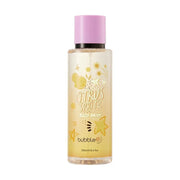 Eine durchsichtige Flasche mit "Citrus Spritz" Körpernebel mit einem rosa Deckel. Auf der Flasche sind Zeichnungen von Zitronen, Sternen und dem Markennamen "Bubble" abgebildet. Die Flüssigkeit in der Flasche hat eine hellgelbe Farbe.
