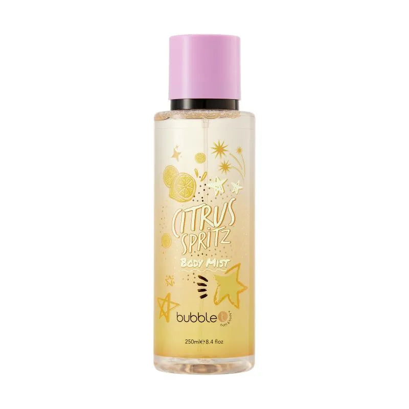 Eine durchsichtige Flasche mit "Citrus Spritz" Körpernebel mit einem rosa Deckel. Auf der Flasche sind Zeichnungen von Zitronen, Sternen und dem Markennamen "Bubble" abgebildet. Die Flüssigkeit in der Flasche hat eine hellgelbe Farbe.