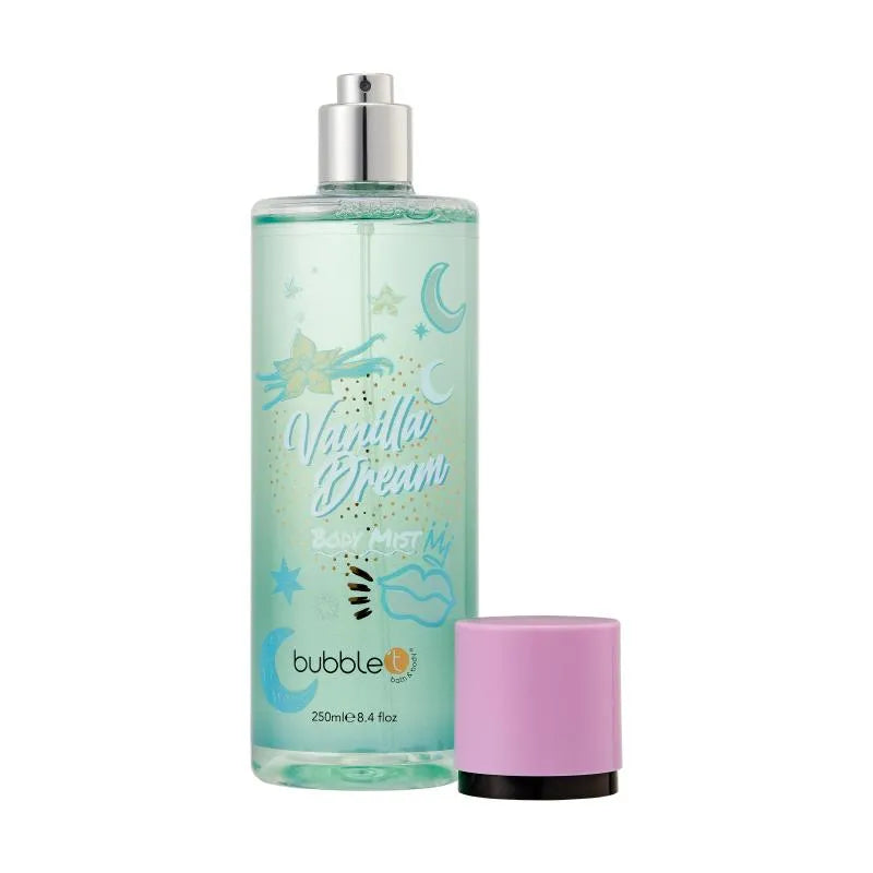 Eine durchsichtige Plastikflasche mit "Vanilla Dream Body Mist" mit einer silbernen Sprühdüse und einer rosa Kappe. Die Flasche ist mit Mond und Stern verziert. Die Kappe liegt neben der Flasche.