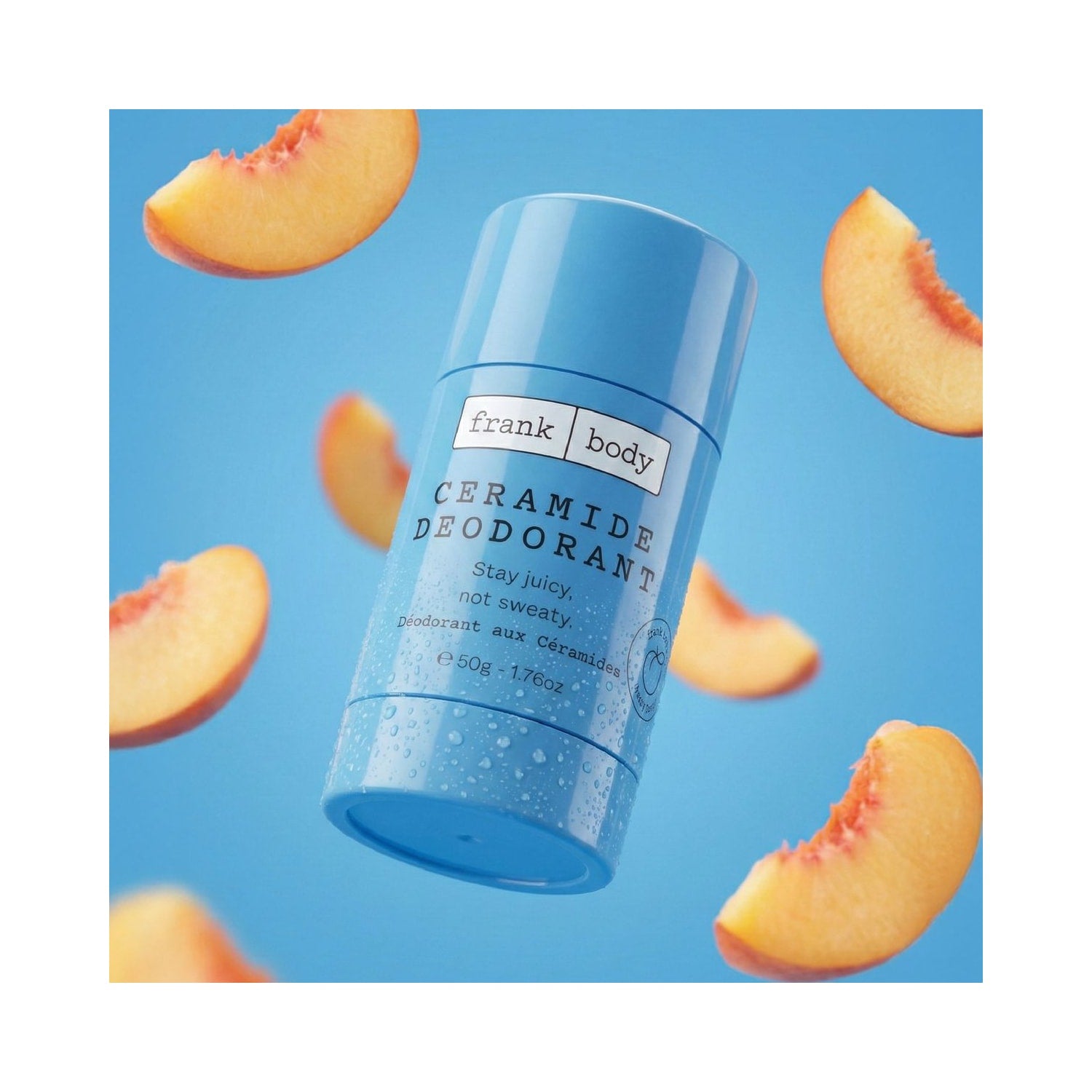 Blauer FRANK BODY Ceramide Deodorant Stick mit Wassertropfen, umgeben von schwebenden Pfirsichspalten vor blauem Grund