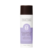Frasco branco e violeta do FRANK BODY Niacinamide Correcting Body Serum com tampa castanha sobre fundo branco