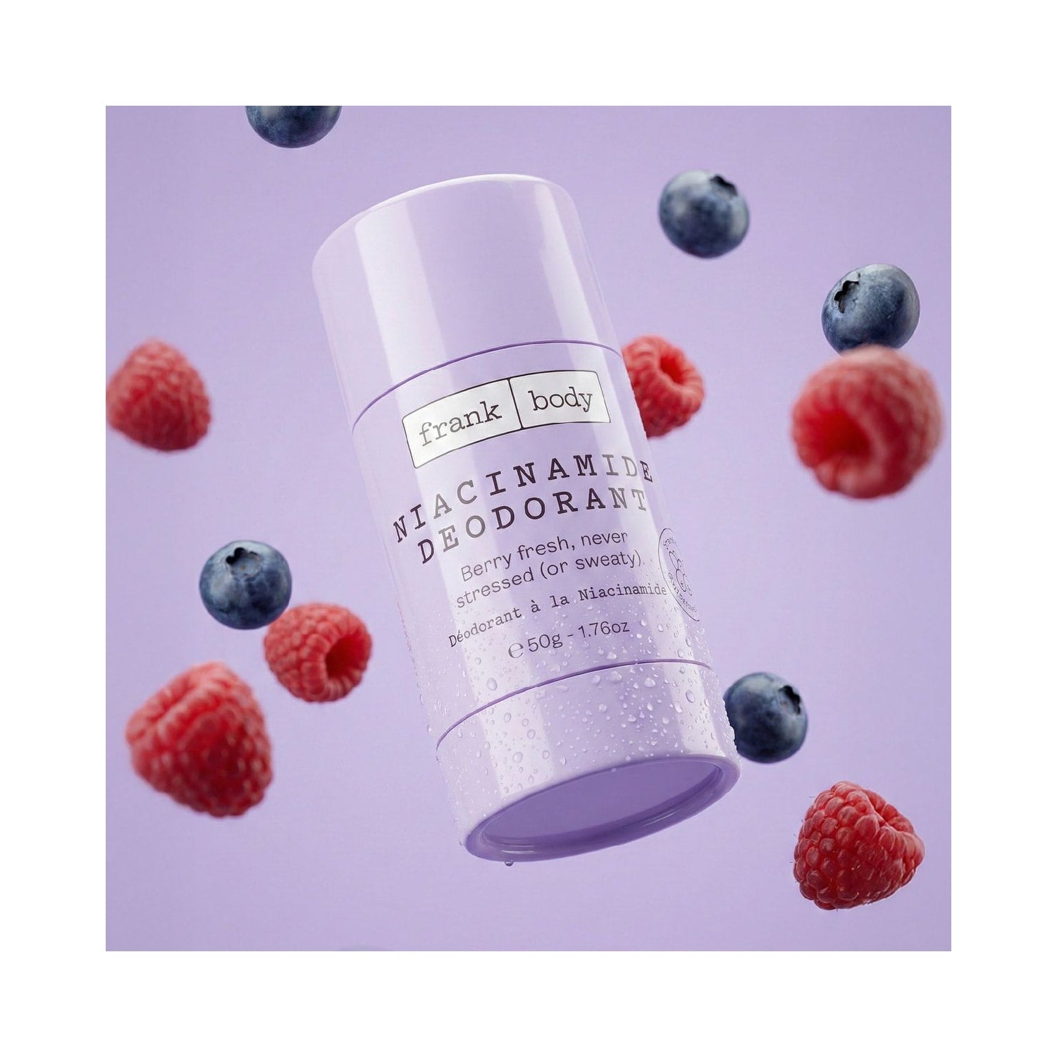 FRANK BODY Niacinamide Deodorant Stick mit Wassertropfen, umgeben von schwebenden Himbeeren und Blaubeeren