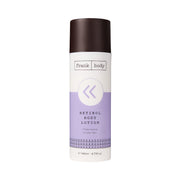 Weiße Flasche der FRANK BODY Retinol Body Lotion mit lila Akzenten und braunem Deckel vor weißem Hintergrund
