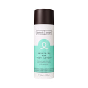 FRANK BODY Smoothing AHA Body Lotion in einer weißen Flasche mit braunem Deckel und mintgrünem Design