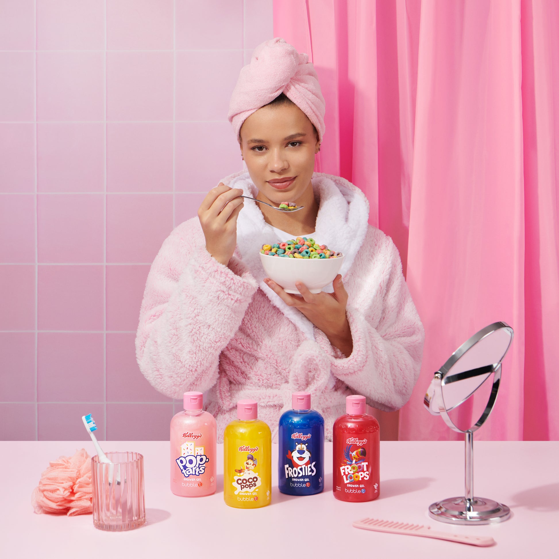 Frau mit Handtuchturban und Bademantel isst Kellogg's Cerealien. Duschgel Flaschen im Kellogg's Design(Frosties, Coco Pops, Froot Loops, Pop Tarts)