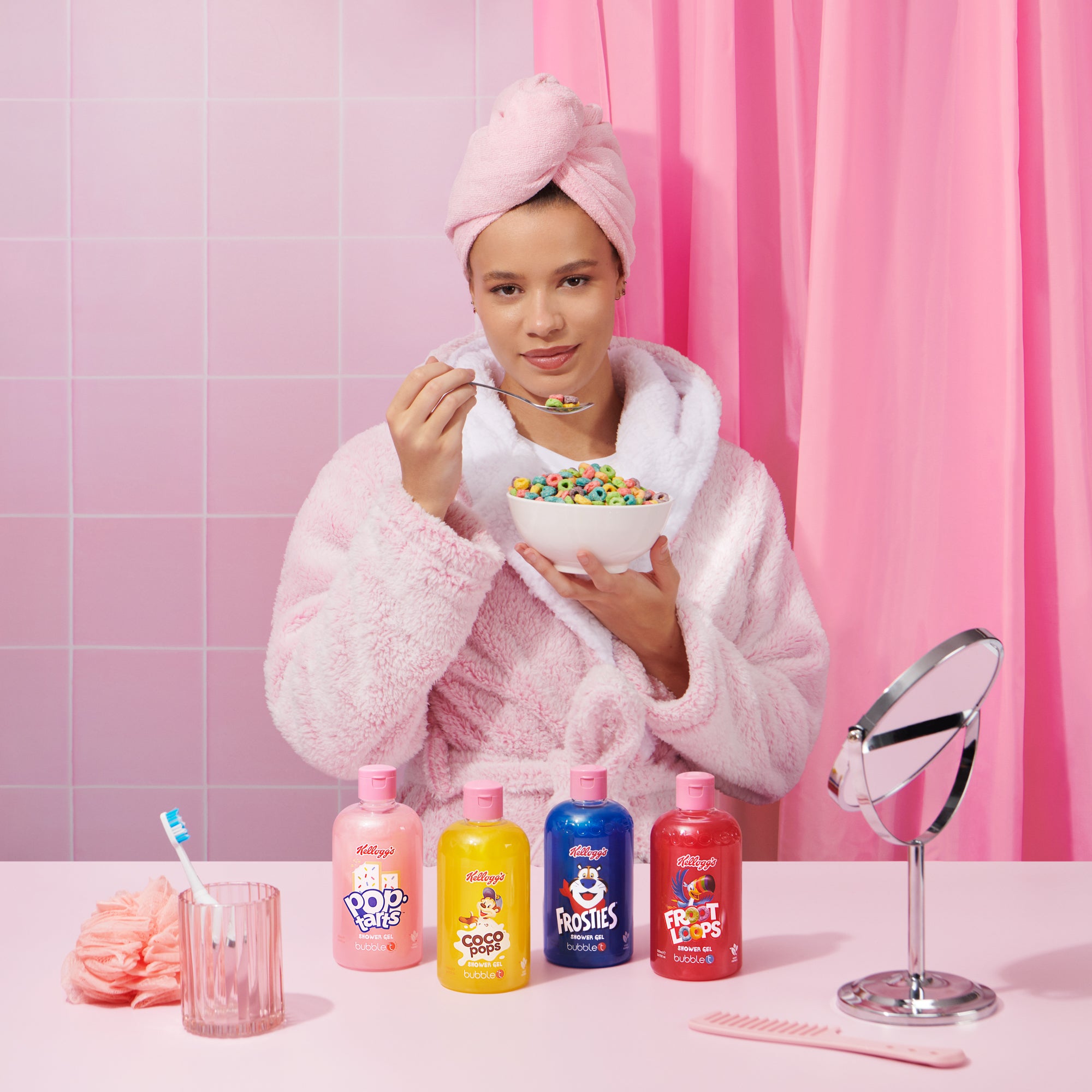 Frau mit Handtuchturban und Bademantel isst Kellogg's Cerealien. Duschgel Flaschen im Kellogg's Design(Frosties, Coco Pops, Froot Loops, Pop Tarts)