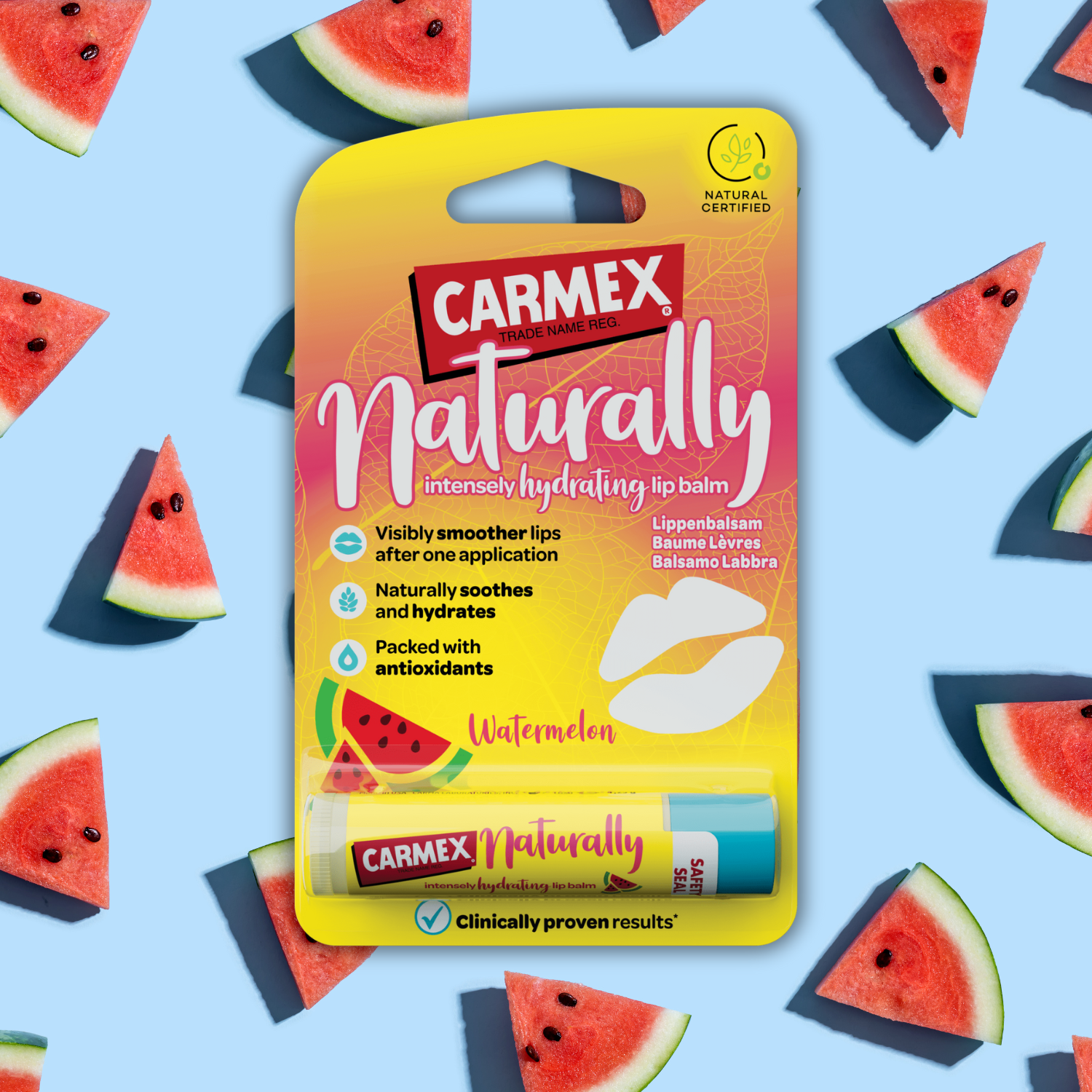 Carmex Naturally Watermelon Lippenbalsam Stick in gelber Verpackung, umgeben von Wassermelonenspalten auf blauem Hintergrund.