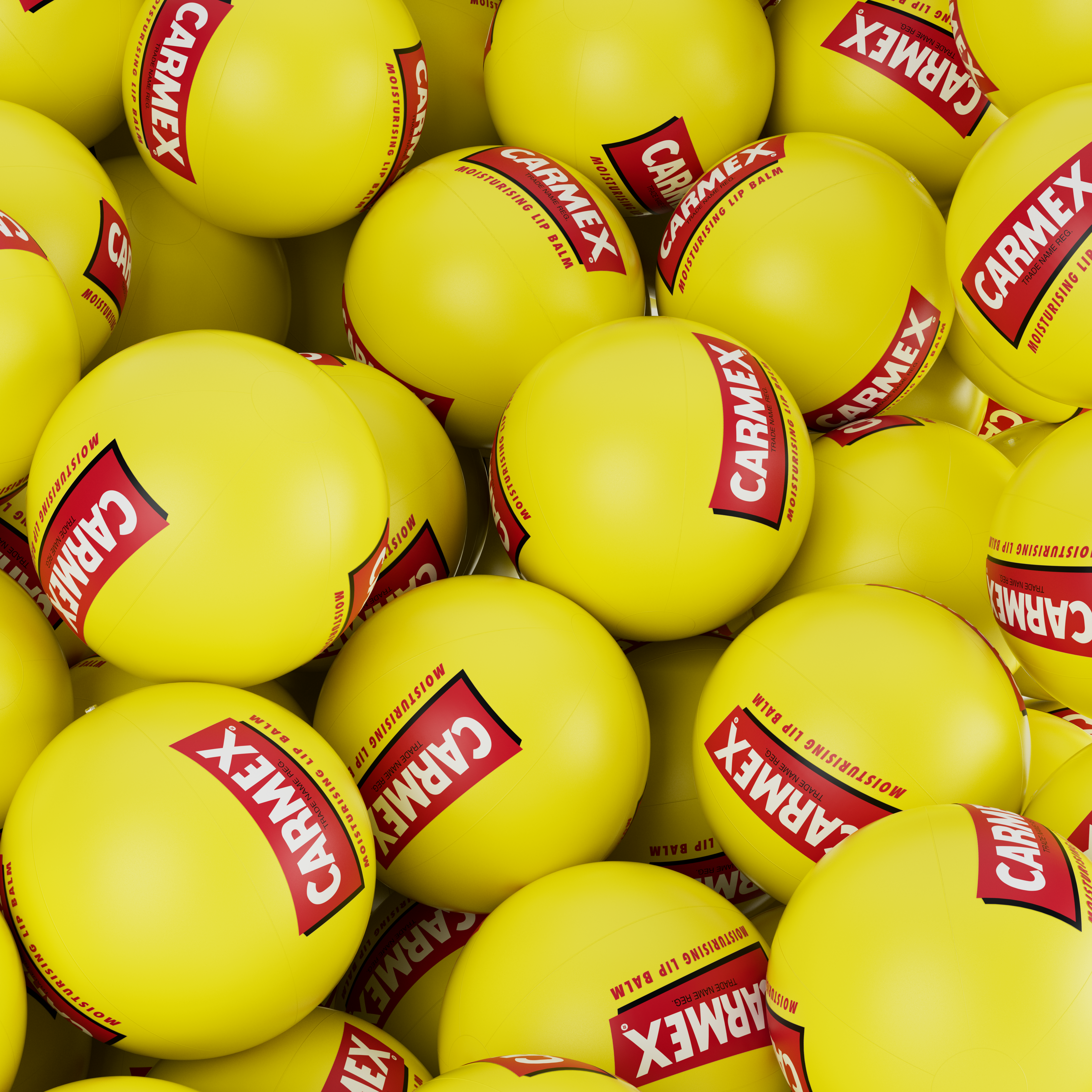 Gelbe CARMEX Beach Bälle mit rotem Logo liegen übereinander. Aufblasbare Bälle für Strand und Sommer.
