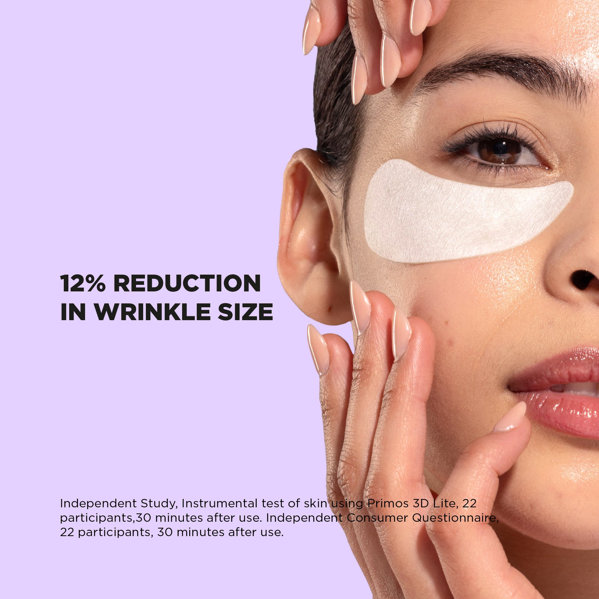 Nahaufnahme einer Frau mit Augenmasken, die ihre Wange berührt. Text: "12% Reduktion der Faltengröße". Lilafarbener Hintergrund.