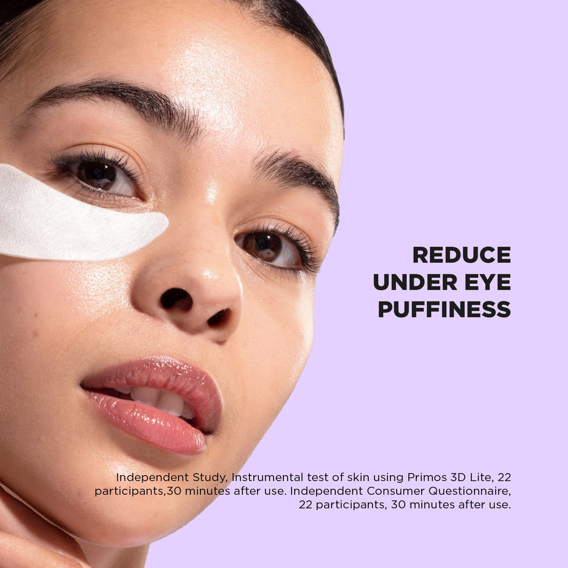 Nahaufnahme einer Person mit einer weißen Augenmaske unter einem Auge, vor einem lilafarbenen Hintergrund. Text: "Reduce under eye puffiness" und Studiendetails.
