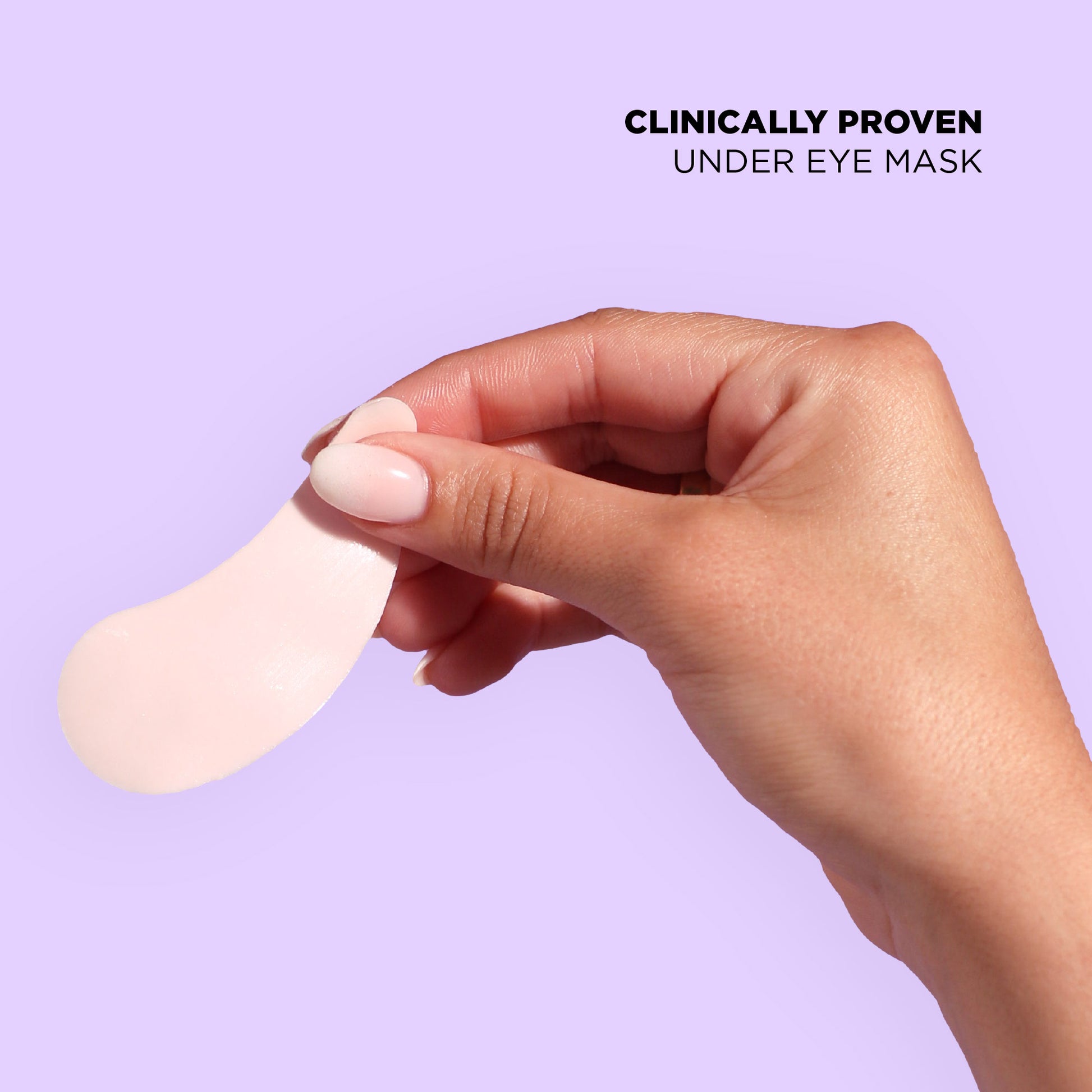 Eine Hand hält eine hellrosa Augenmaske vor einem helllila Hintergrund. Der Text "KLINISCH ERWIESEN UNTER AUGENMASKE" befindet sich oben rechts.