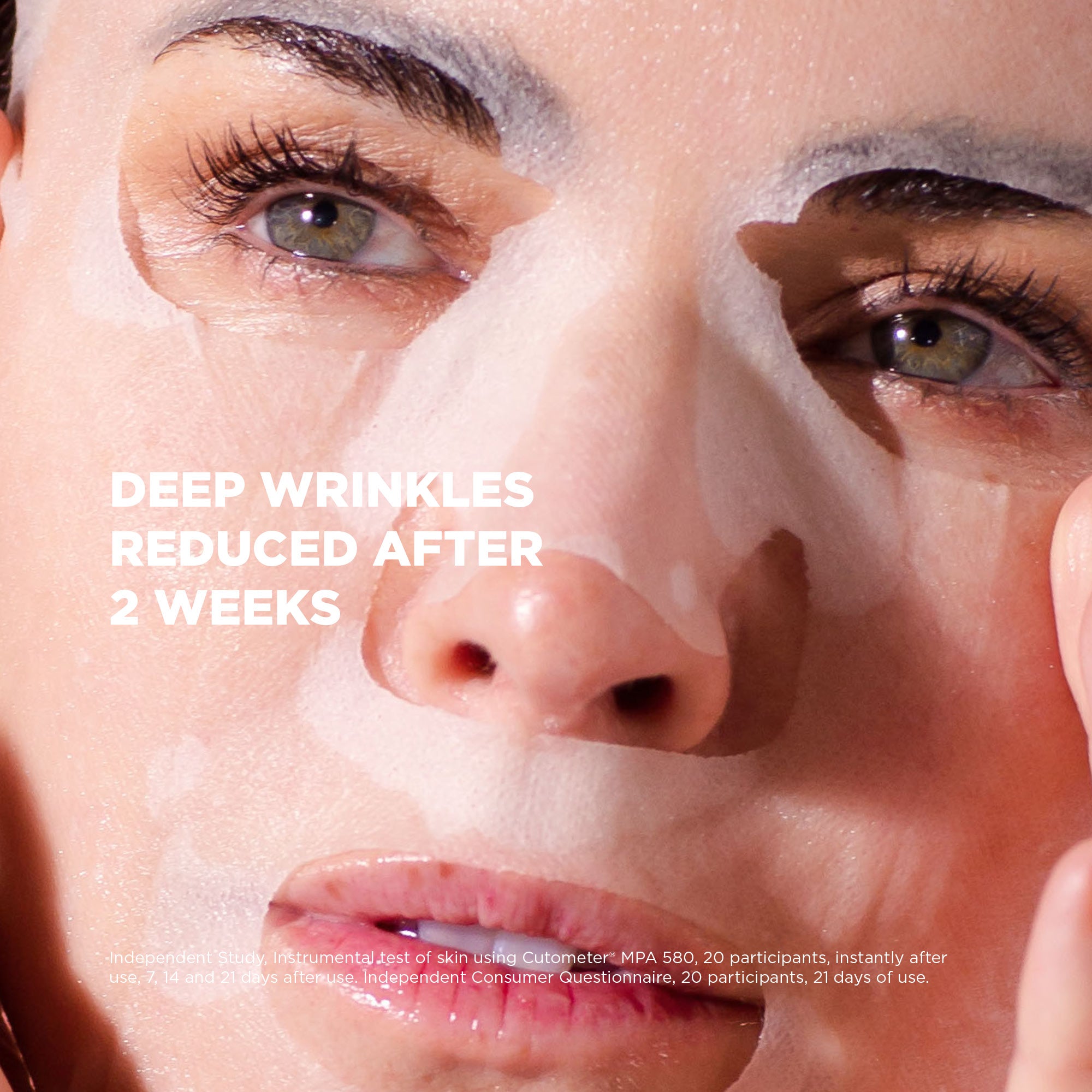 Nahaufnahme einer Person mit einer Gesichtsmaske. Grüne Augen, volle Lippen und dunkle Augenbrauen sind sichtbar. Text im Bild: "DEEP WRINKLES REDUCED AFTER 2 WEEKS".