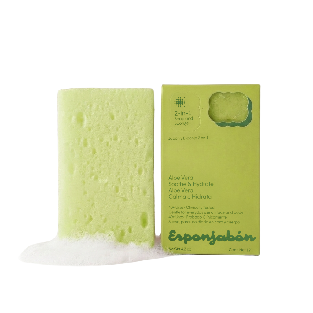Grüner Seifenschwamm mit Aloe Vera neben grüner Verpackung. Schaum am unteren Rand des Schwamms.