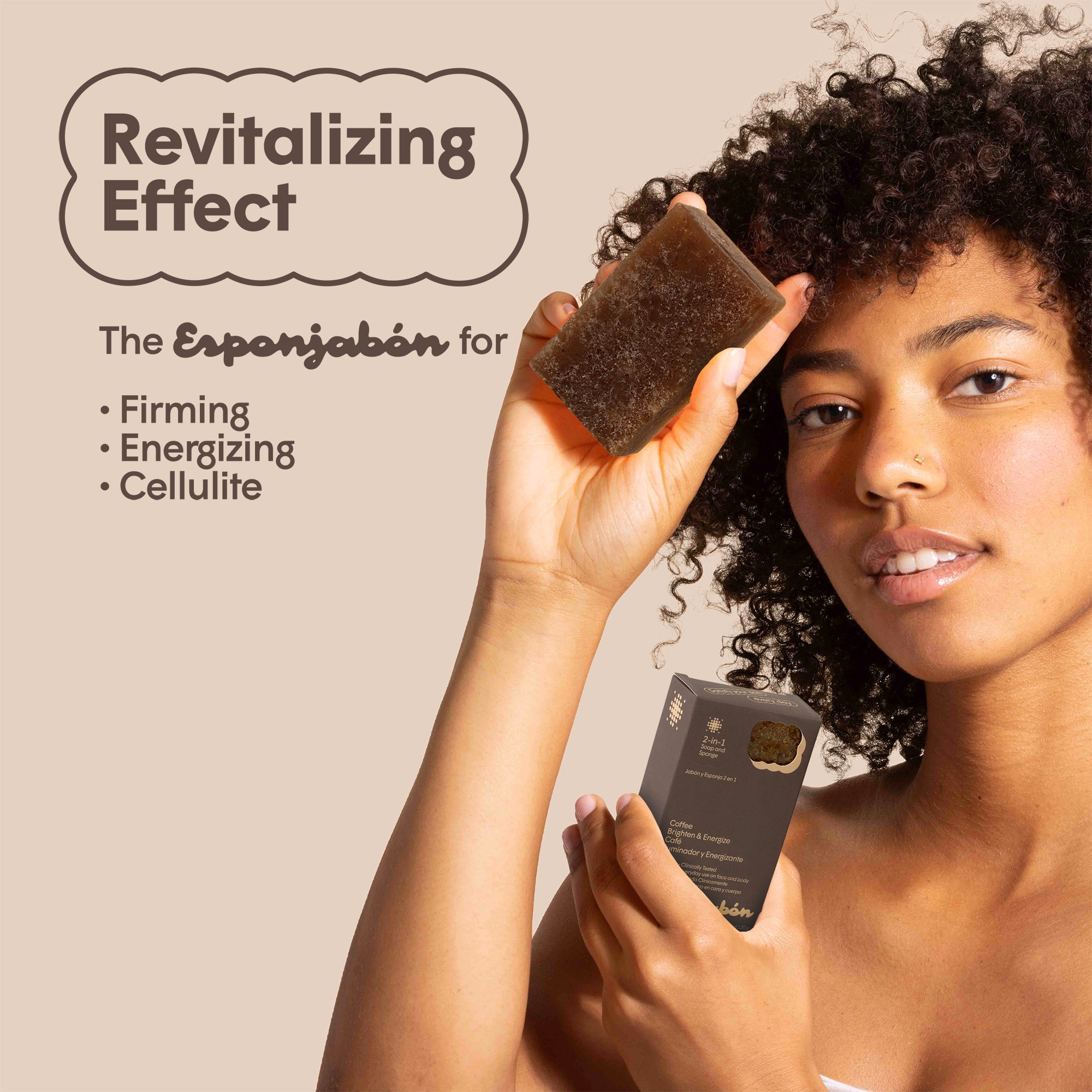 Frau hält Esponjabon Coffee Seife und Verpackung. Text: Revitalizing Effect, Firming, Energizing, Cellulite. 2-in-1 Soap and Sponge.